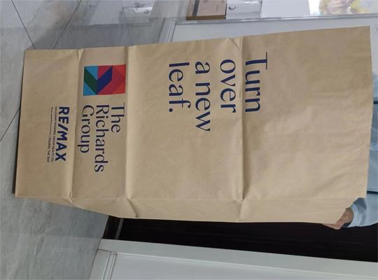 Des sacs à gazon bruns ouverts et personnalisables