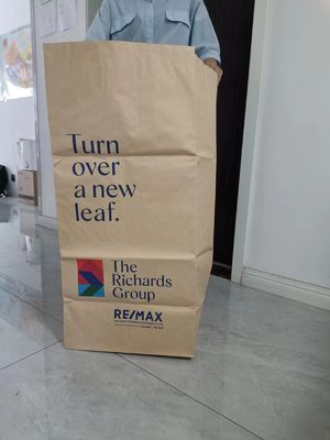 Des sacs à gazon bruns ouverts et personnalisables